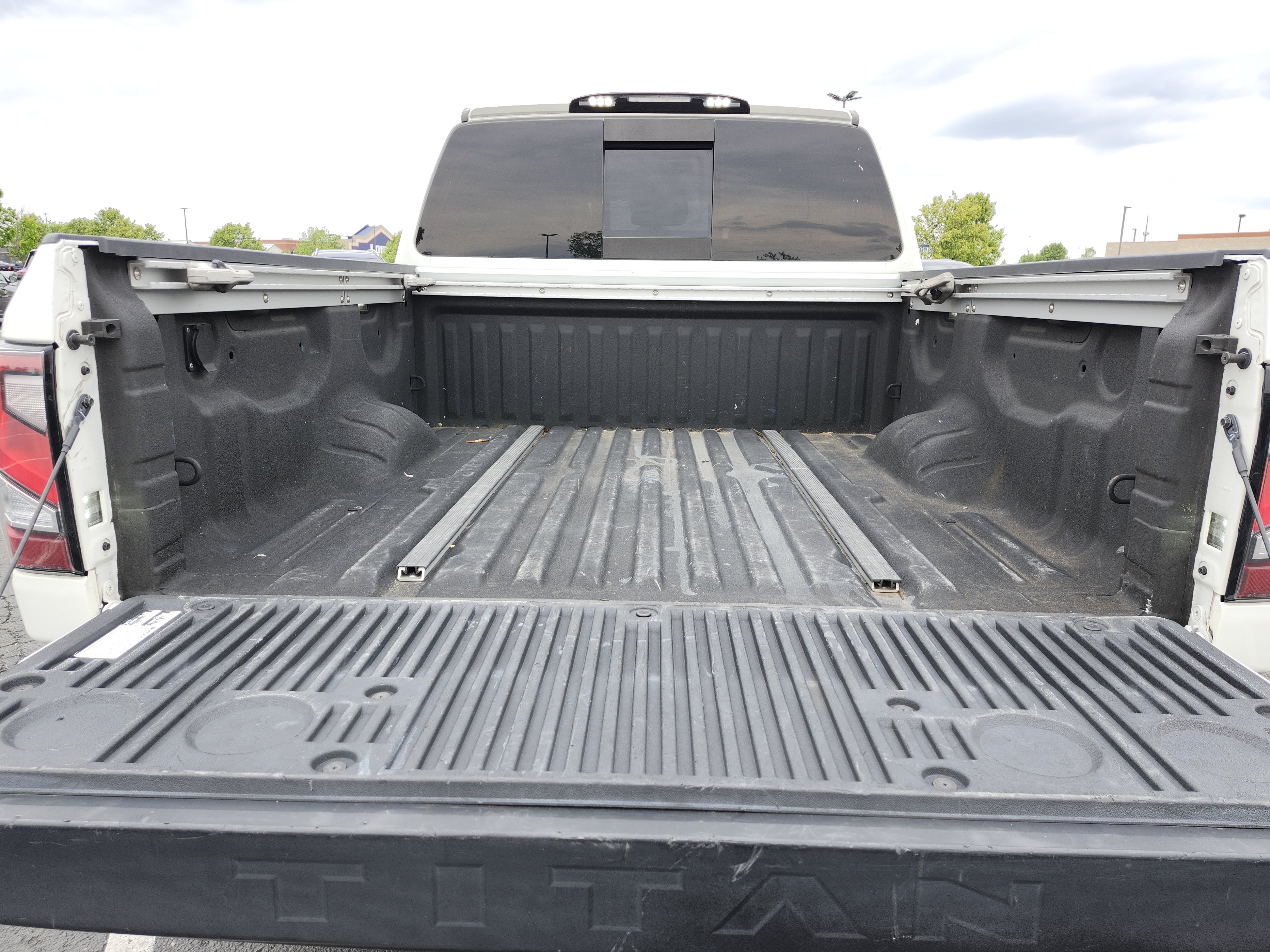 Used 2021 Nissan Titan SL w/ Moonroof Package AWD/4WD image 28