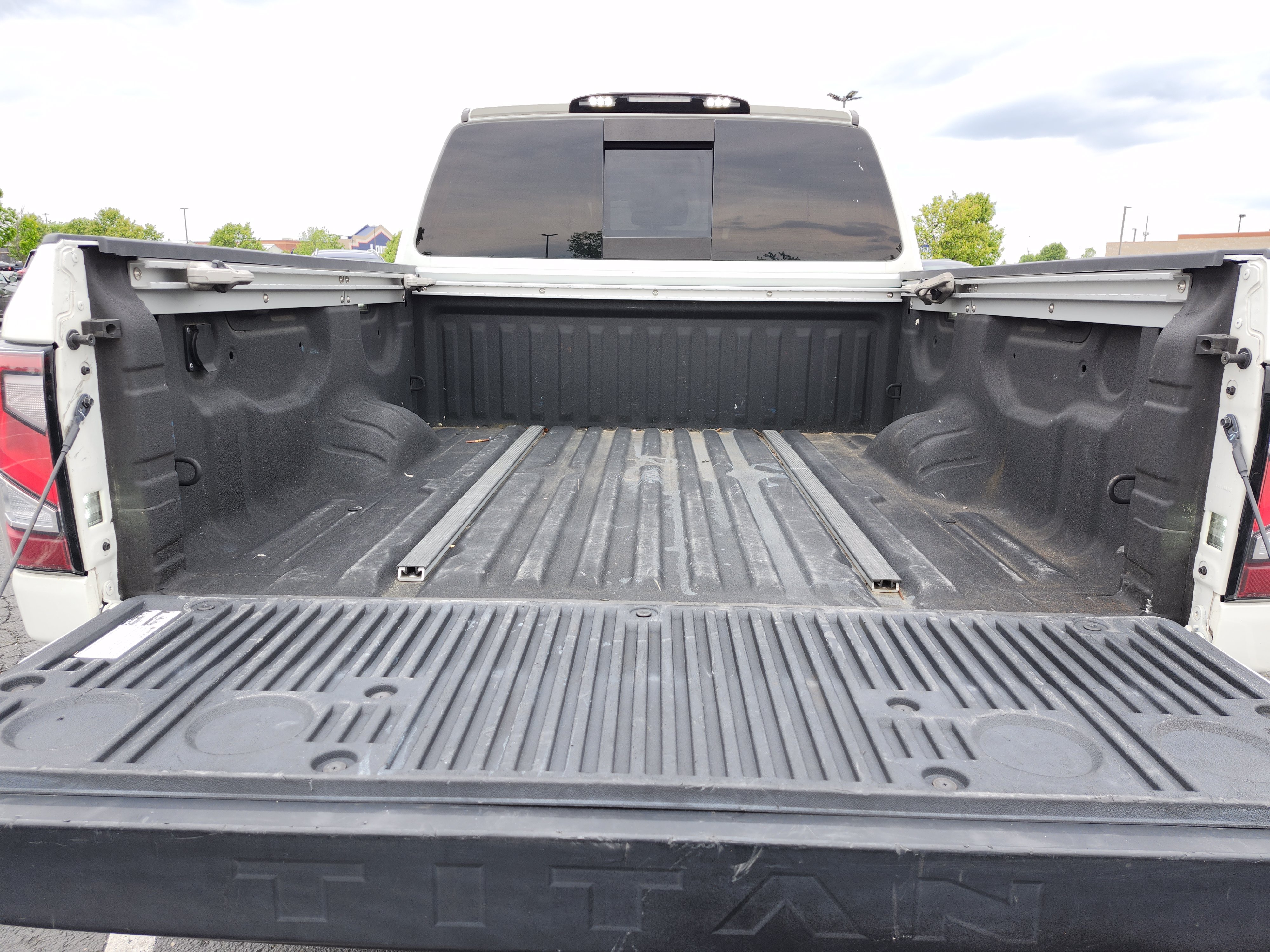 Used 2021 Nissan Titan SL w/ Moonroof Package AWD/4WD image 28