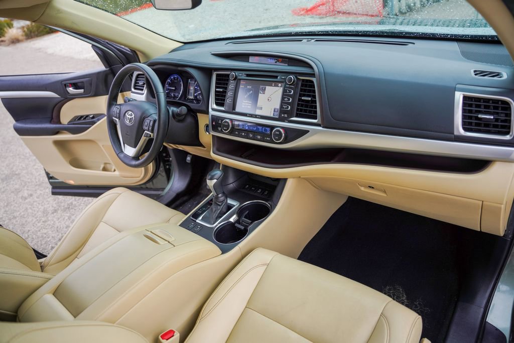 Used 2019 Toyota Highlander XLE w/ Carpet Mat Package (TMS) AWD/4WD image 35