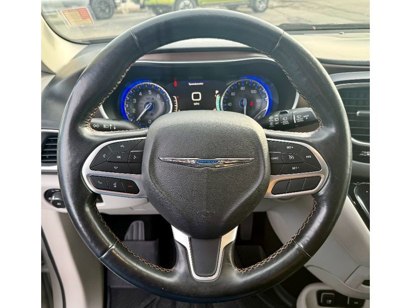 Used 2019 Chrysler Pacifica Touring-L Plus w/ Tire & Wheel Group image 15