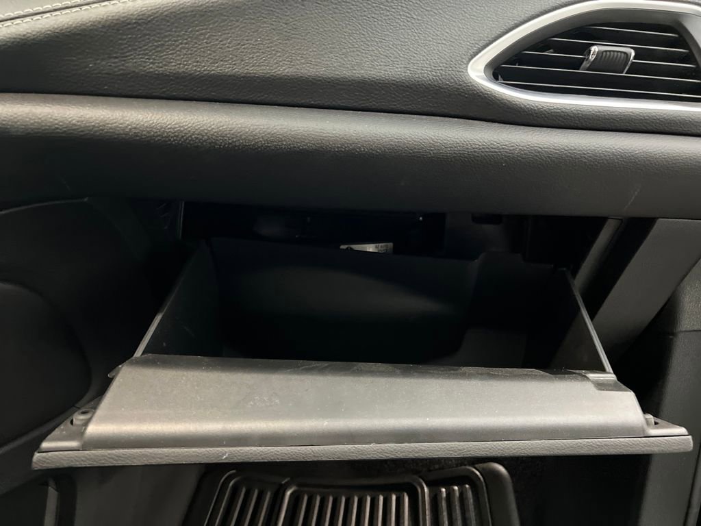 Used 2025 Chrysler Pacifica Limited image 35