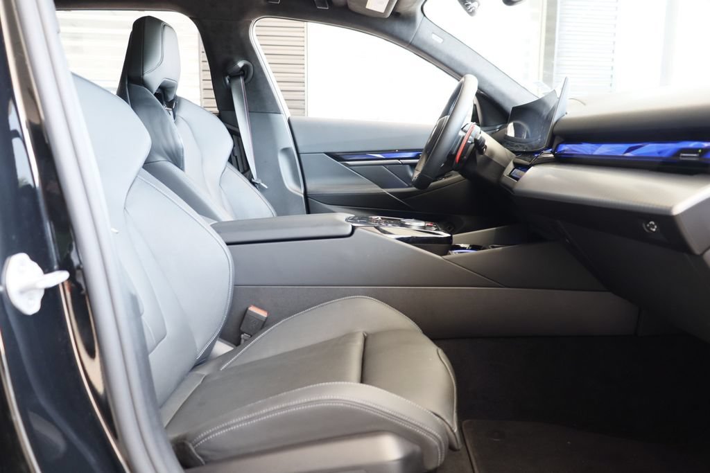 Used 2026 BMW M5 Touring AWD/4WD image 25