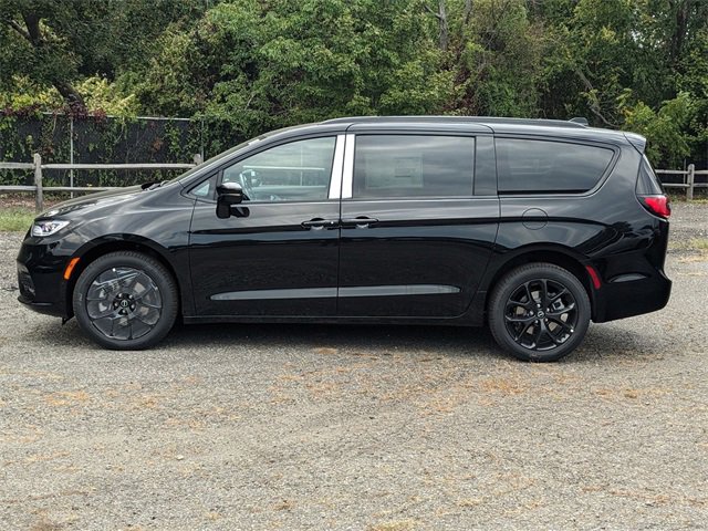 New 2026 Chrysler Pacifica Limited image 5