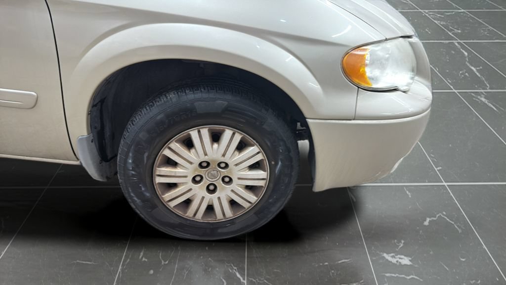 Used 2007 Chrysler Town & Country LX w/ Popular Equipment Group II FWD image 15