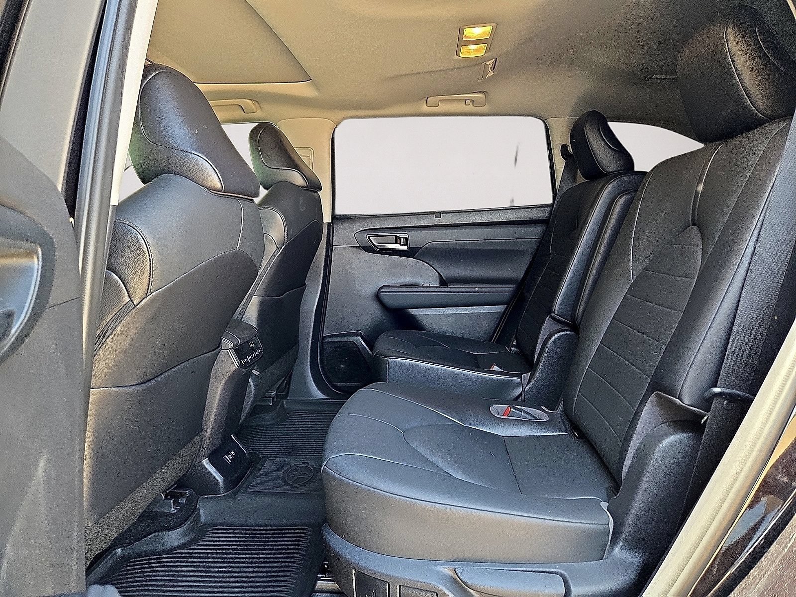 Used 2021 Toyota Highlander XLE AWD/4WD image 16