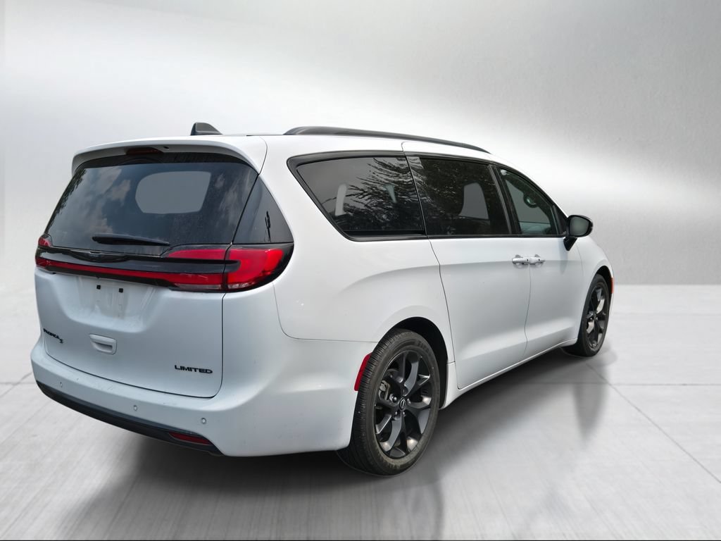 Used 2025 Chrysler Pacifica Limited FWD image 3