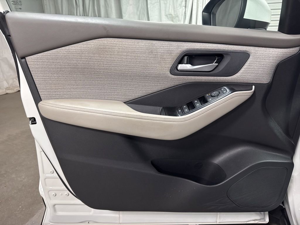 Used 2023 Nissan Rogue SV image 16