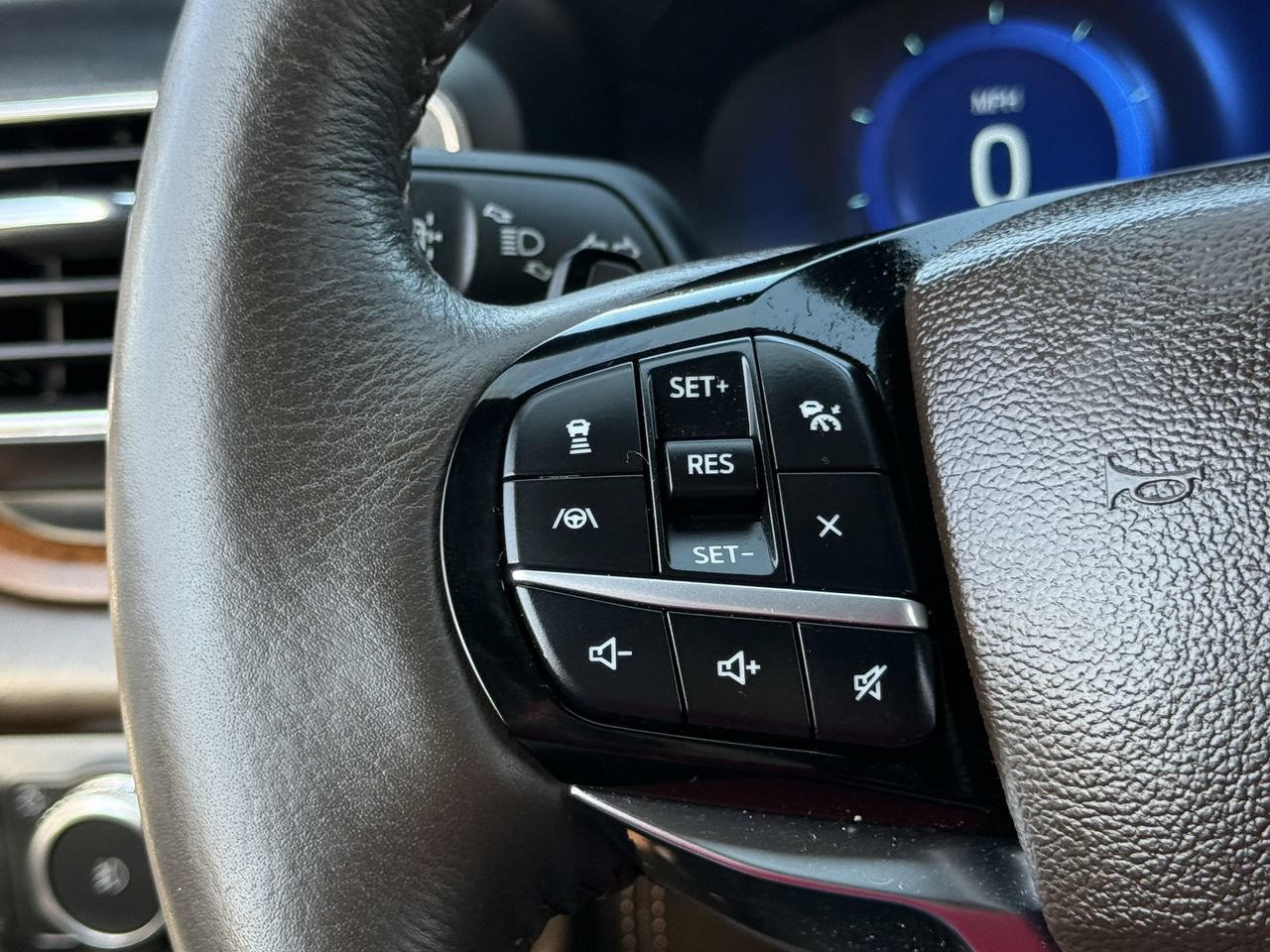 Used 2021 Ford Explorer King Ranch w/ Premium Technology Package RWD image 13