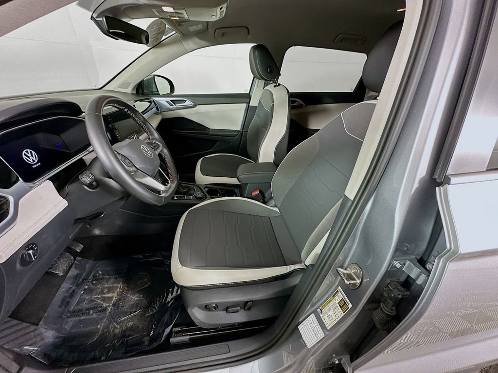 Used 2025 Volkswagen Taos SE image 28