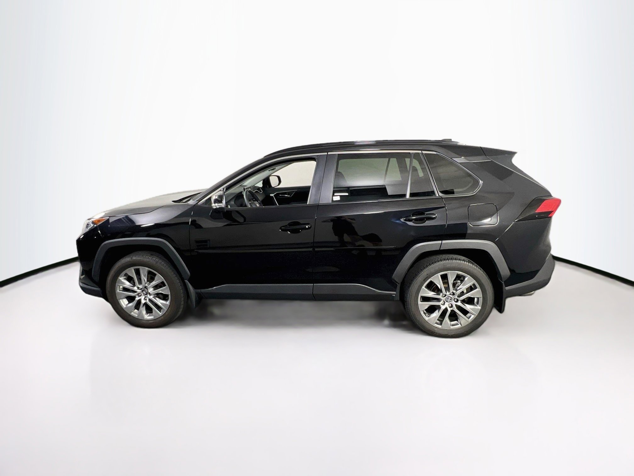 Used 2021 Toyota RAV4 XLE Premium AWD/4WD image 8