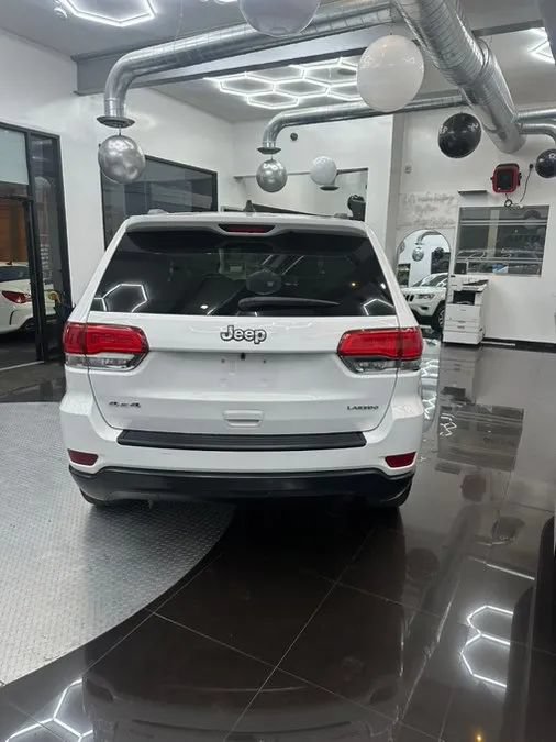 Used 2014 Jeep Grand Cherokee Laredo w/ 18" Wheel & 8.4" Radio Group AWD/4WD image 3