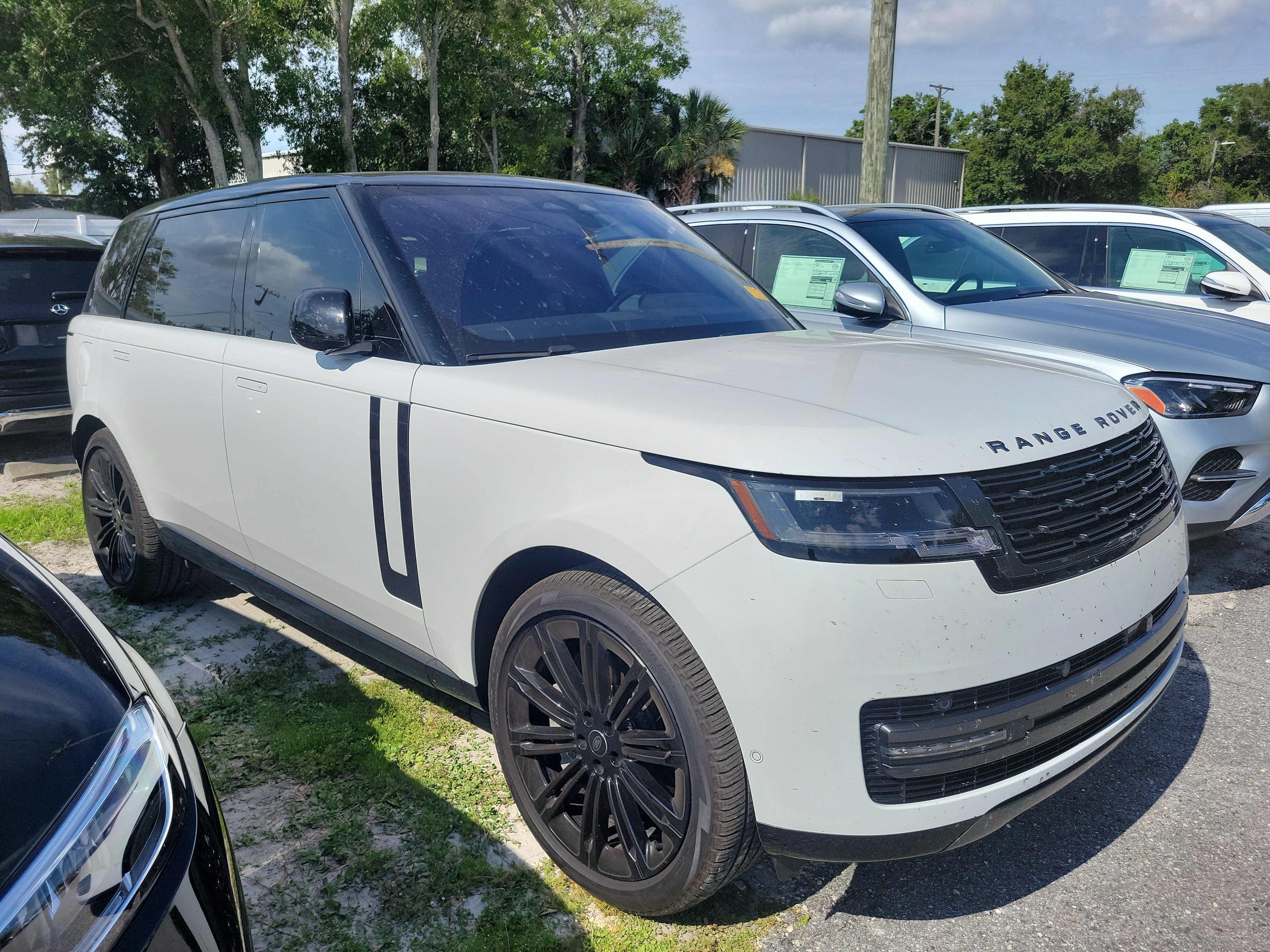 Used 2023 Land Rover Range Rover Long Wheelbase SE AWD/4WD image 2