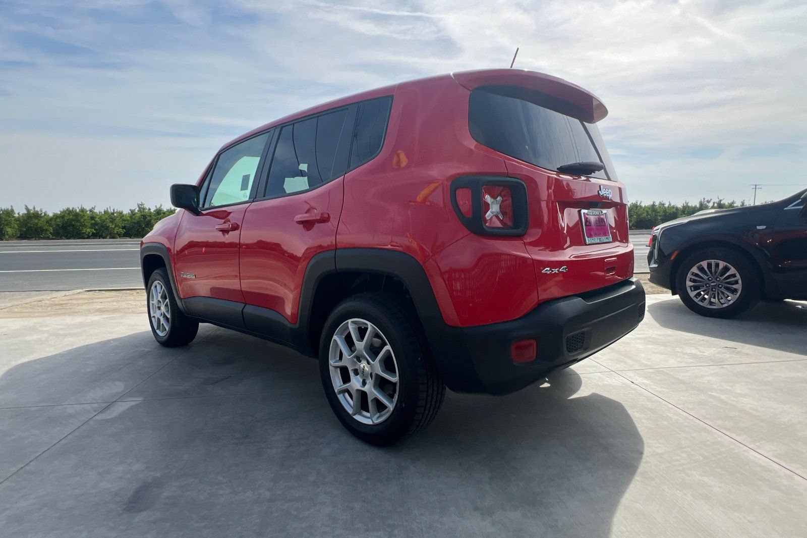 Used 2023 Jeep Renegade Latitude AWD/4WD image 7