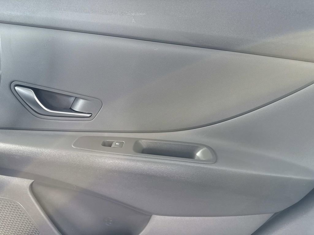 Used 2023 Hyundai Elantra SE image 15