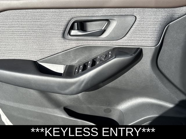 Used 2023 Nissan Rogue S image 9