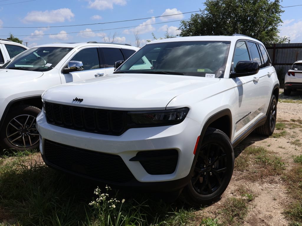 Used 2024 Jeep Grand Cherokee Altitude AWD/4WD image 2