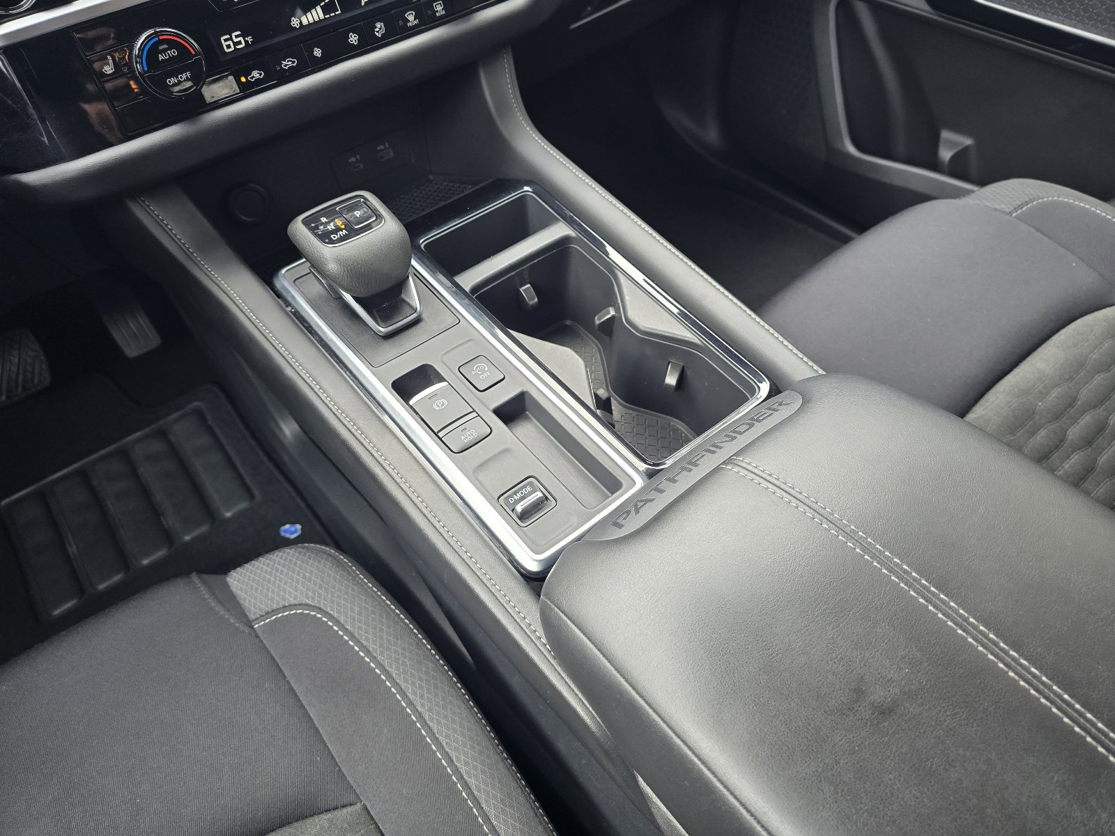 Used 2025 Nissan Pathfinder SV image 17