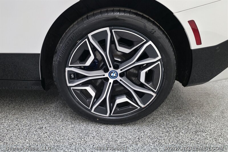 Used 2024 BMW iX xDrive50 w/ Sport Package AWD/4WD image 13