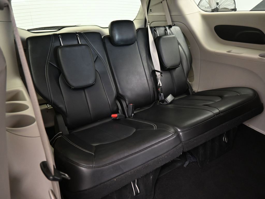 Used 2023 Chrysler Pacifica Touring-L image 41