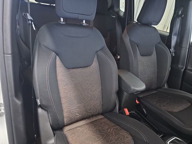 Used 2023 Jeep Renegade Latitude AWD/4WD image 30