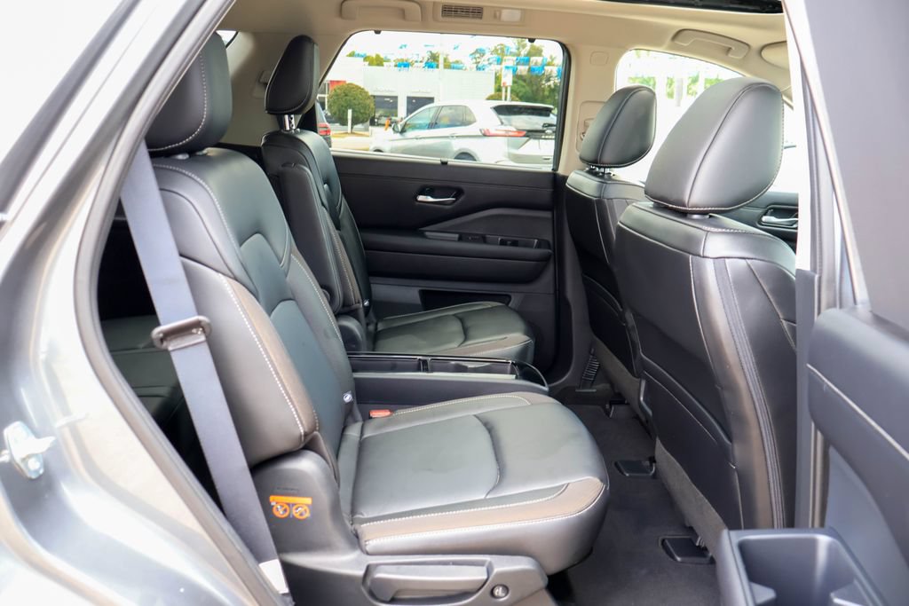 Used 2024 Nissan Pathfinder SL w/ SL Premium Package FWD image 10