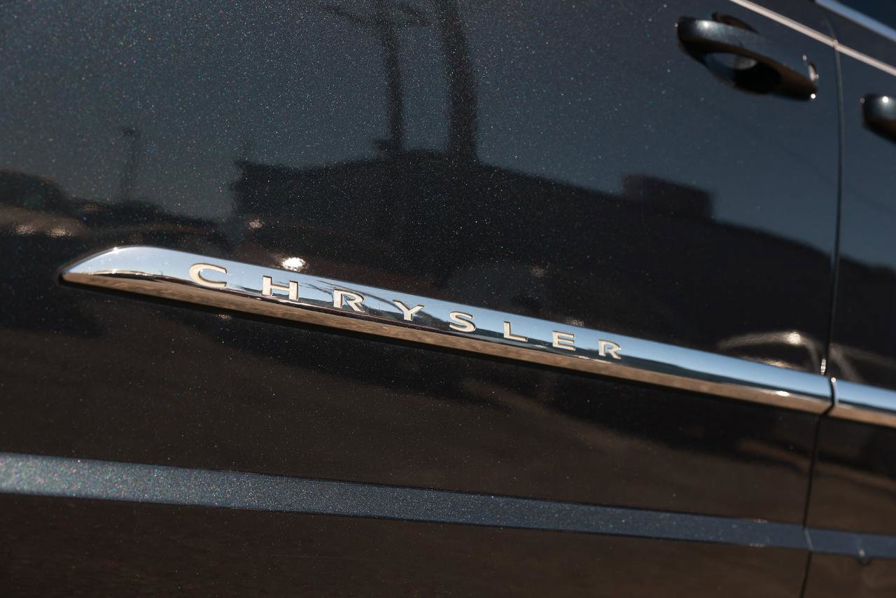 Used 2014 Chrysler Town & Country Touring FWD image 38