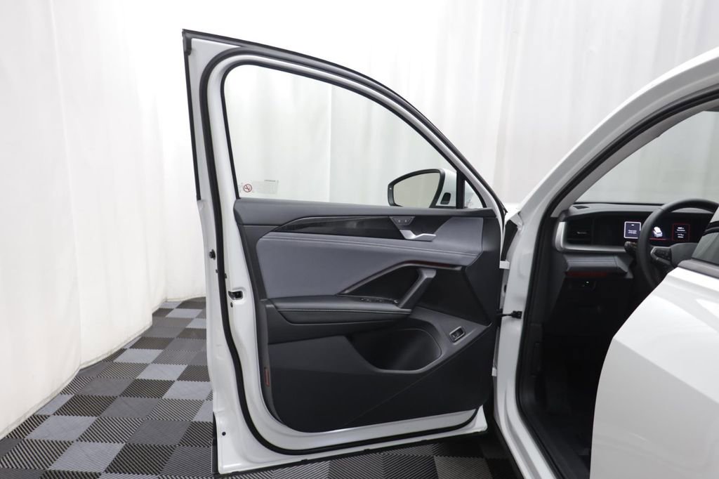 Used 2025 Volkswagen Tiguan SE w/ Panoramic Sunroof Package image 4