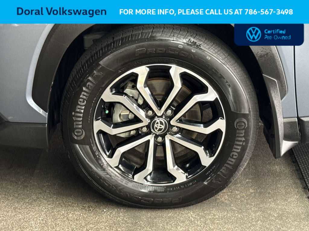Used 2024 Toyota Corolla Cross SE image 11