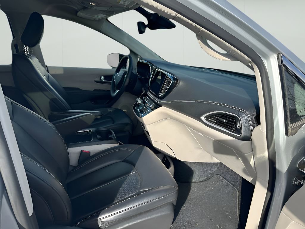 Used 2024 Chrysler Pacifica Select image 26