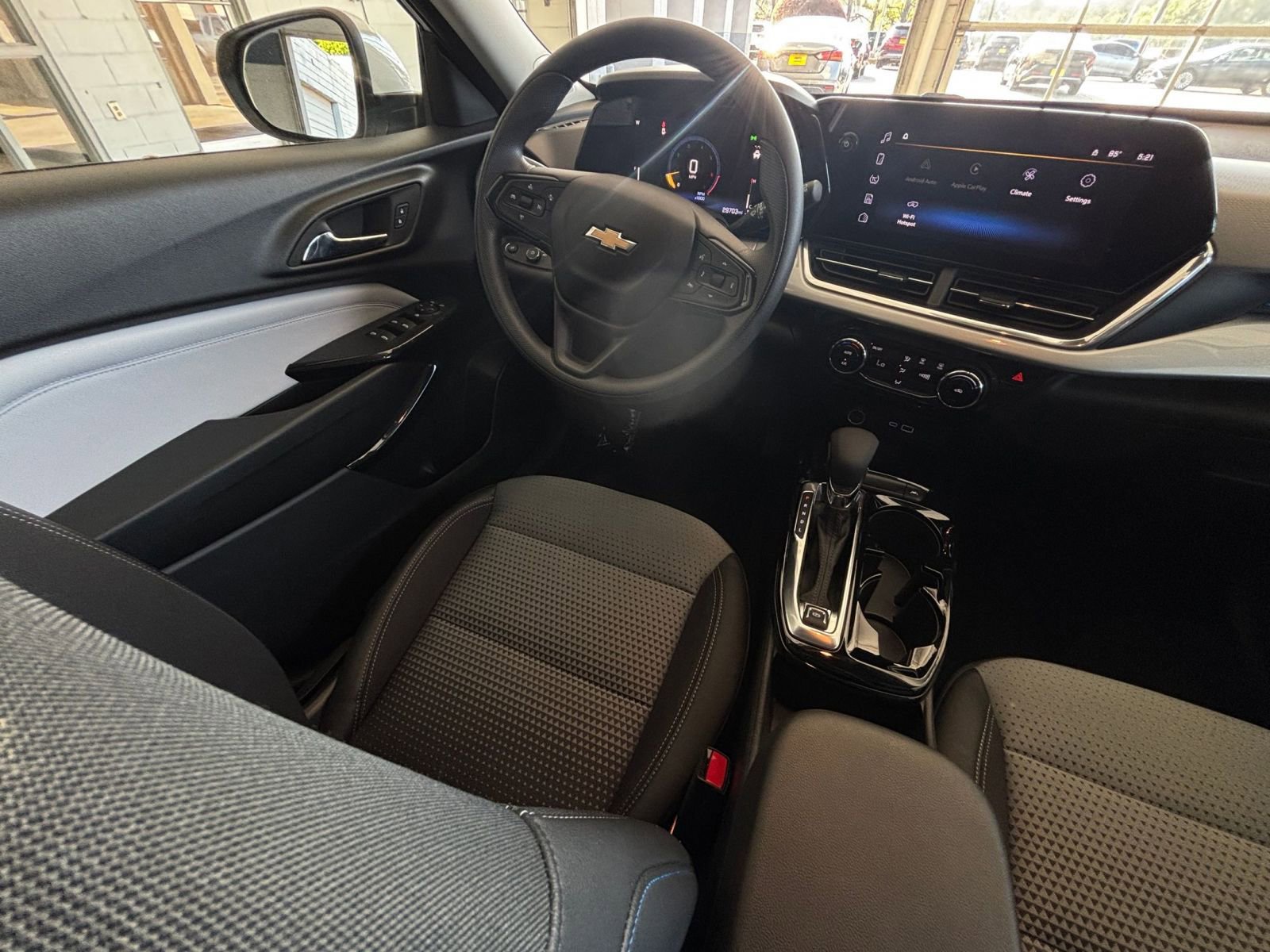 Used 2025 Chevrolet Trax LT image 34