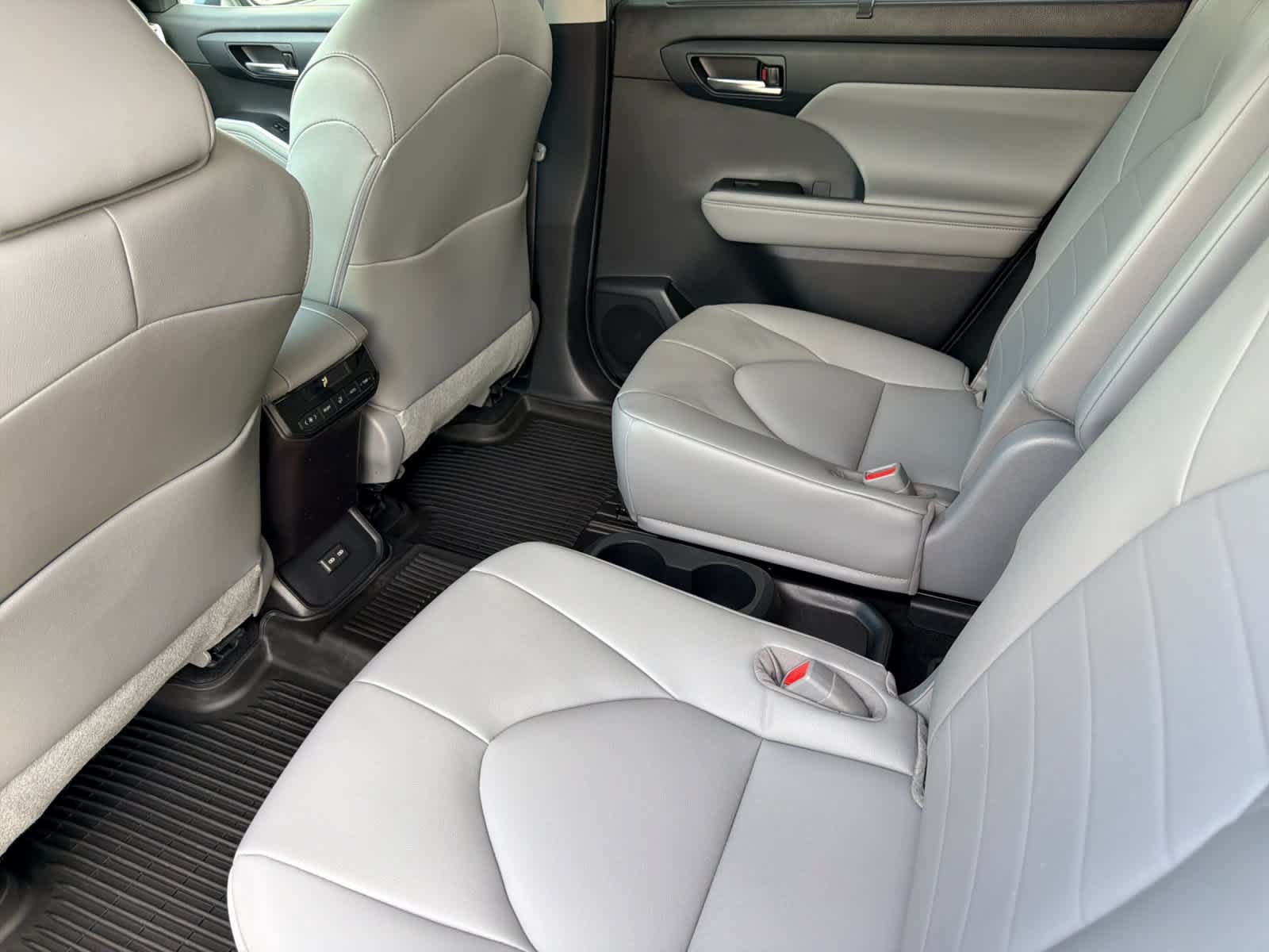 Used 2022 Toyota Highlander XLE FWD image 4