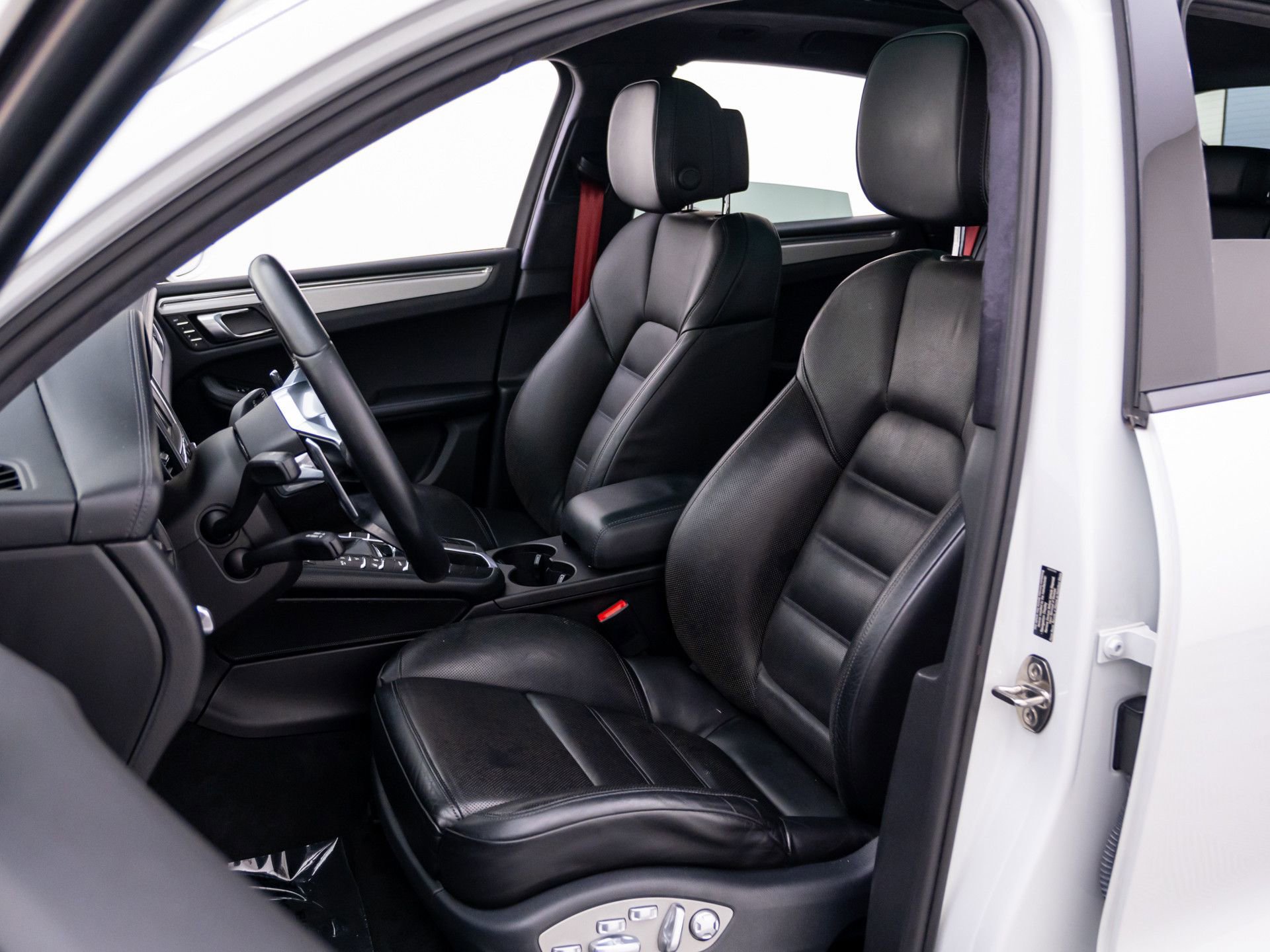 Used 2015 Porsche Macan Turbo AWD/4WD image 5