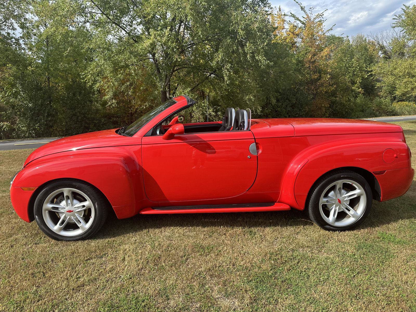 Used 2004 Chevrolet SSR w/ Preferred Equipment Group RWD image 9