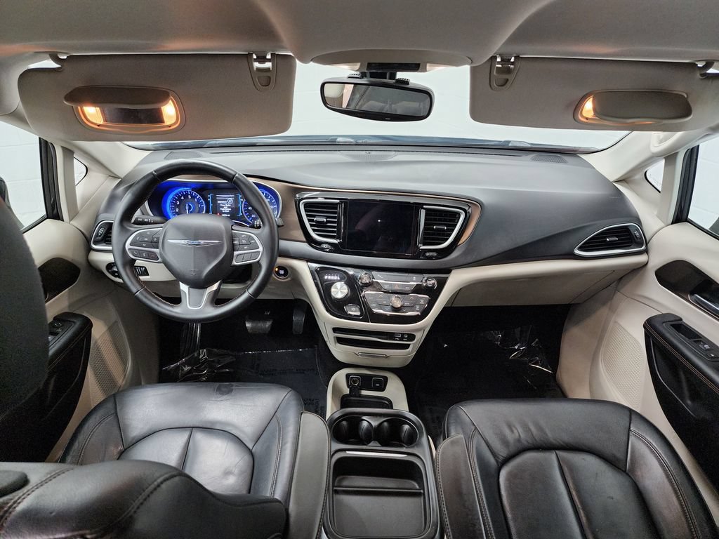 Used 2017 Chrysler Pacifica Touring-L FWD image 25