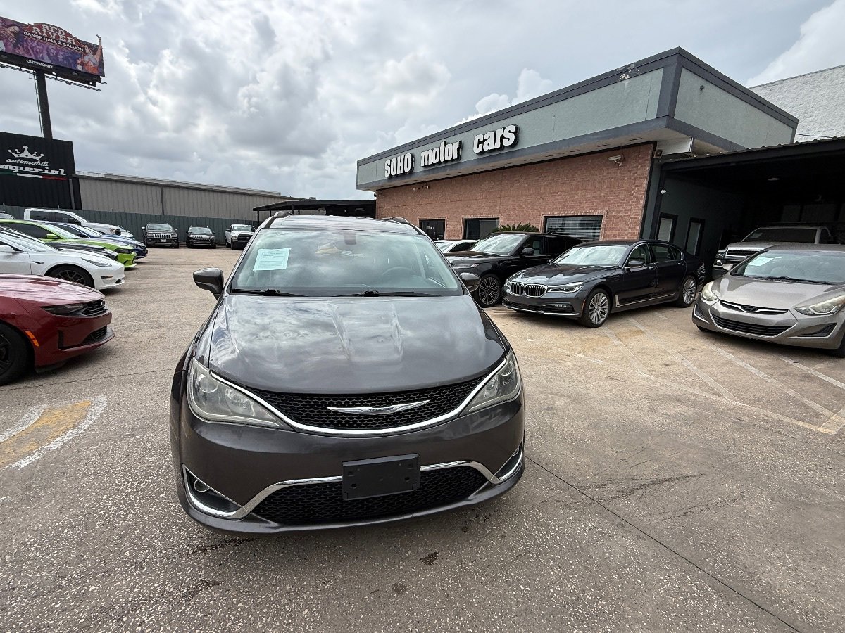 Used 2017 Chrysler Pacifica Touring-L FWD image 9