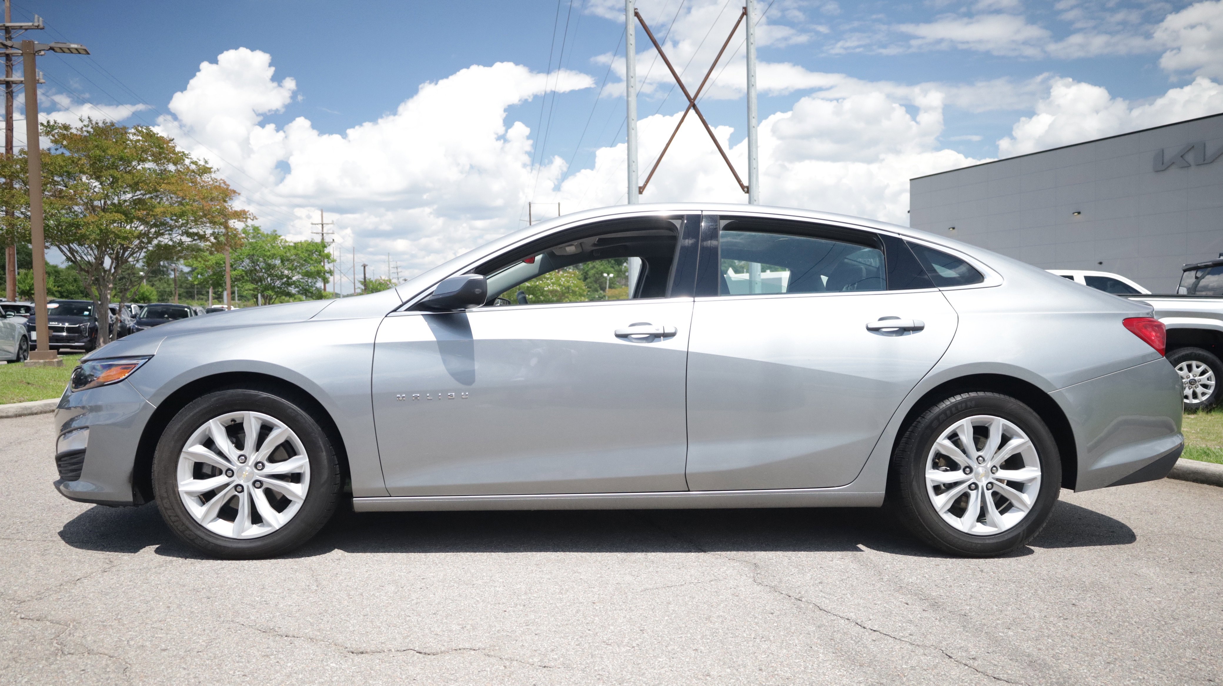 Used 2023 Chevrolet Malibu LT FWD image 2