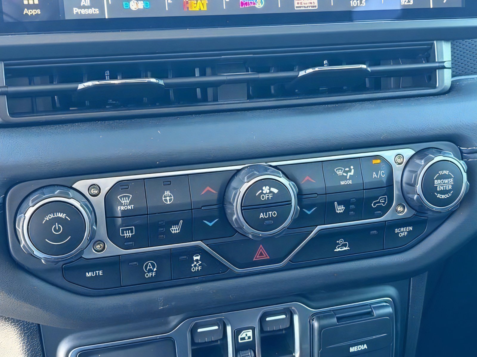 Used 2025 Jeep Gladiator Mojave w/ Convenience Group AWD/4WD image 25