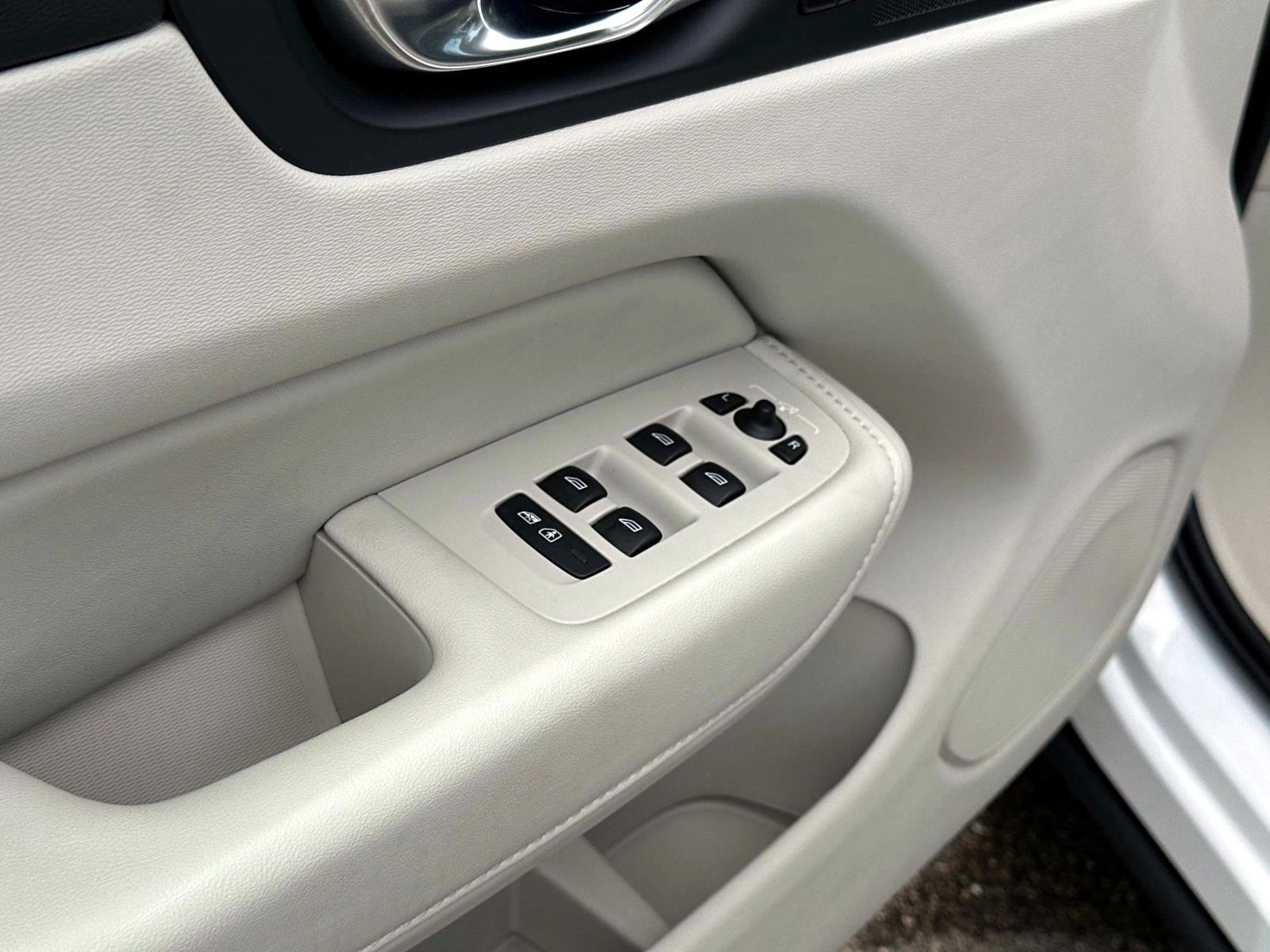 Certified 2024 Volvo XC60 B5 Plus image 18