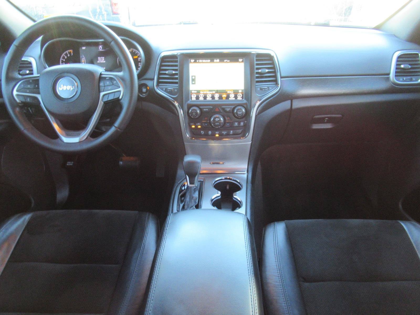 Used 2018 Jeep Grand Cherokee Altitude RWD image 12