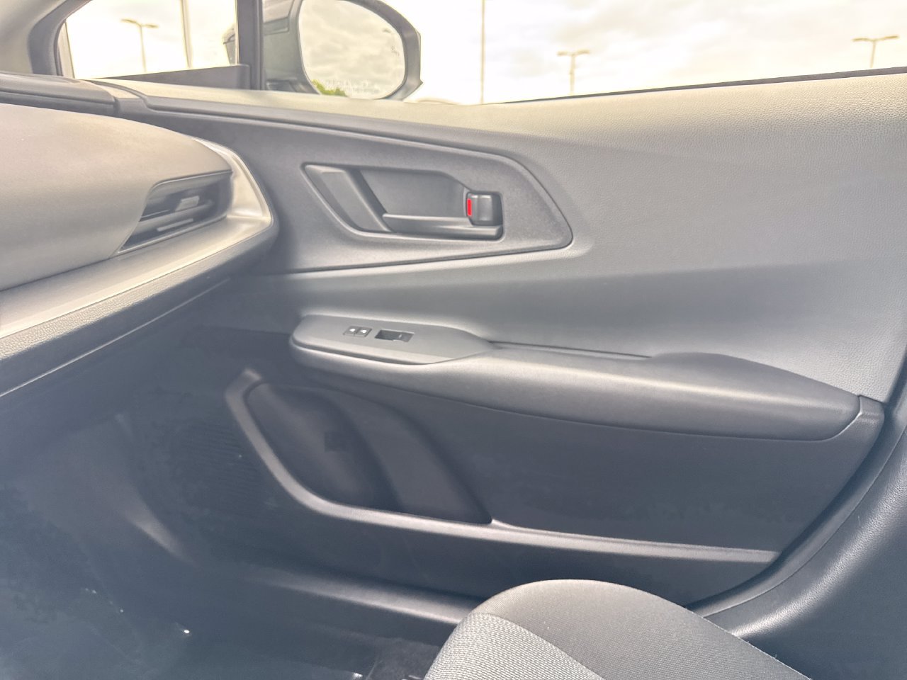 Used 2025 Toyota Prius LE FWD image 30