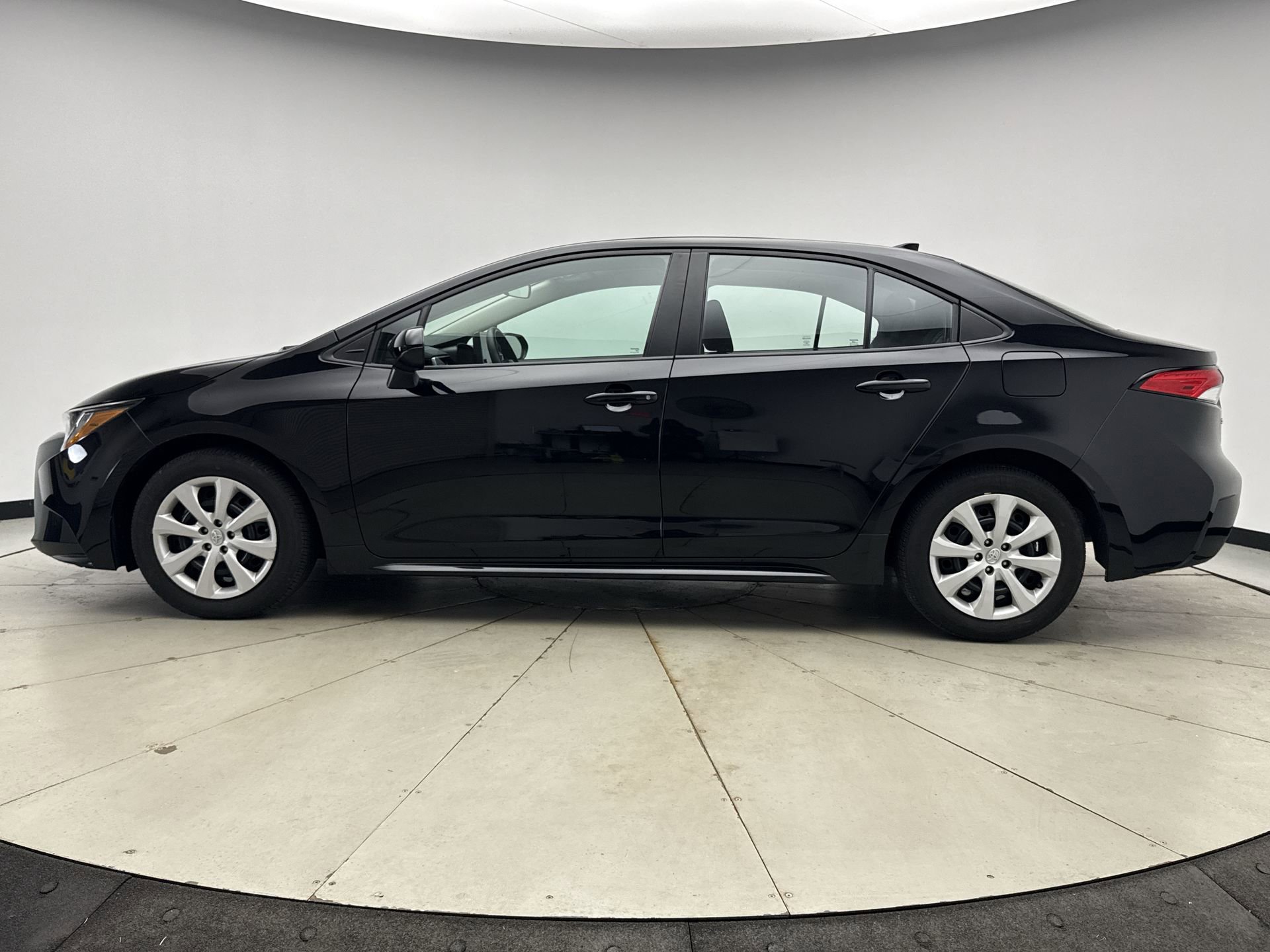 Used 2024 Toyota Corolla LE FWD image 2