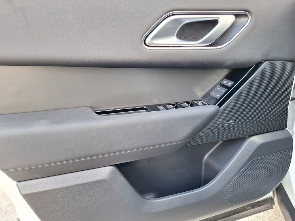 Used 2025 Land Rover Range Rover Velar Dynamic SE image 32