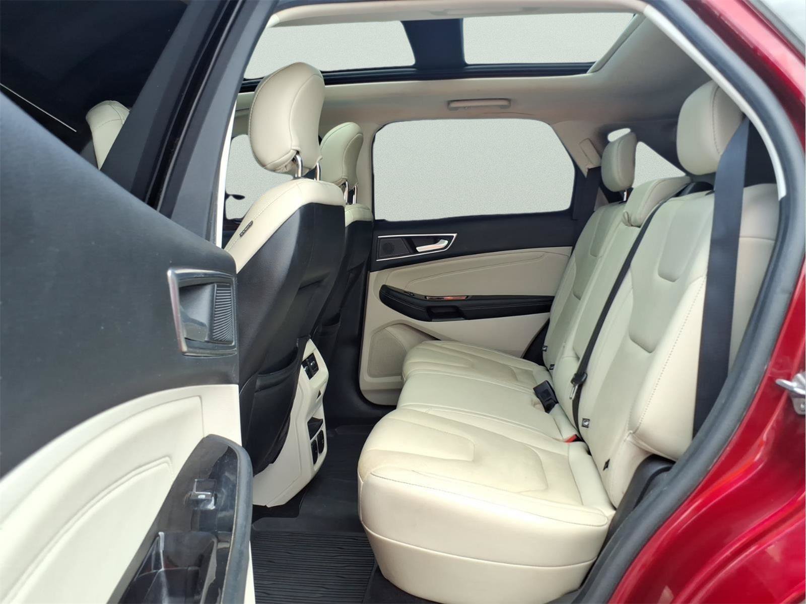 Used 2019 Ford Edge Titanium w/ Equipment Group 301A FWD image 10