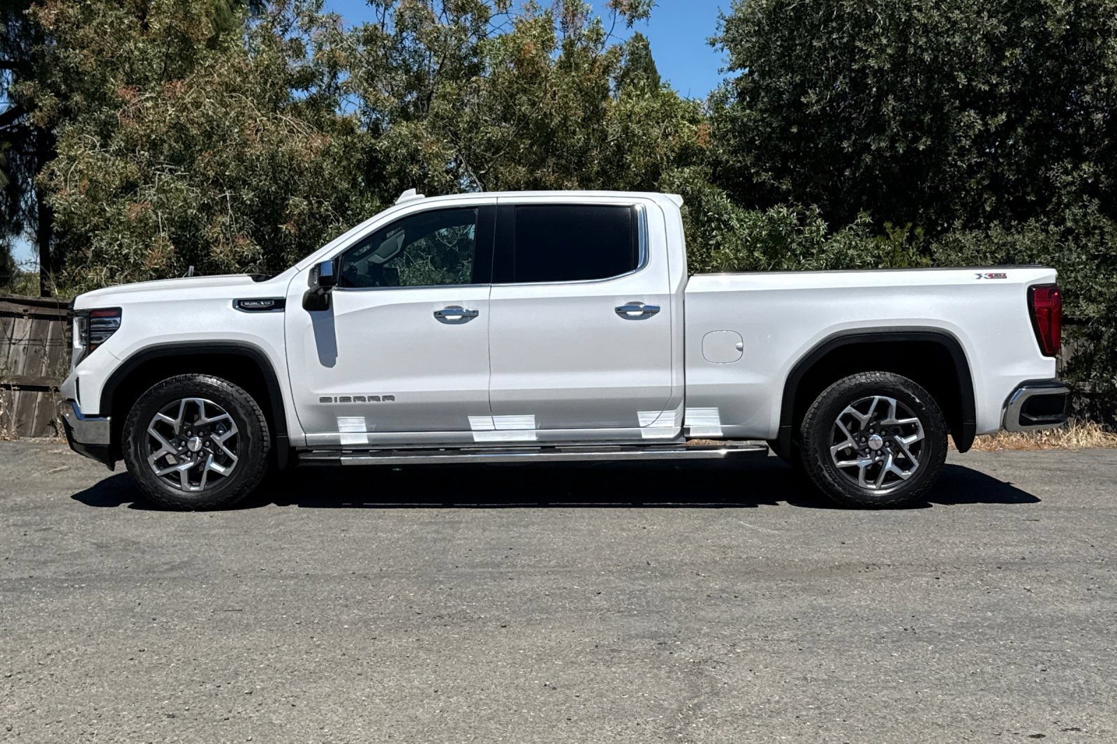 Used 2023 GMC Sierra 1500 SLT w/ SLT Premium Plus Package AWD/4WD image 6