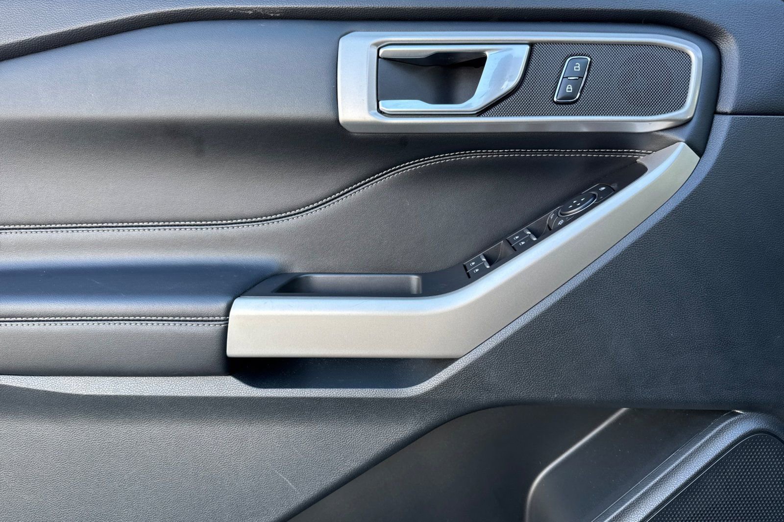 Used 2023 Ford Explorer XLT w/ Equipment Group 202A image 11