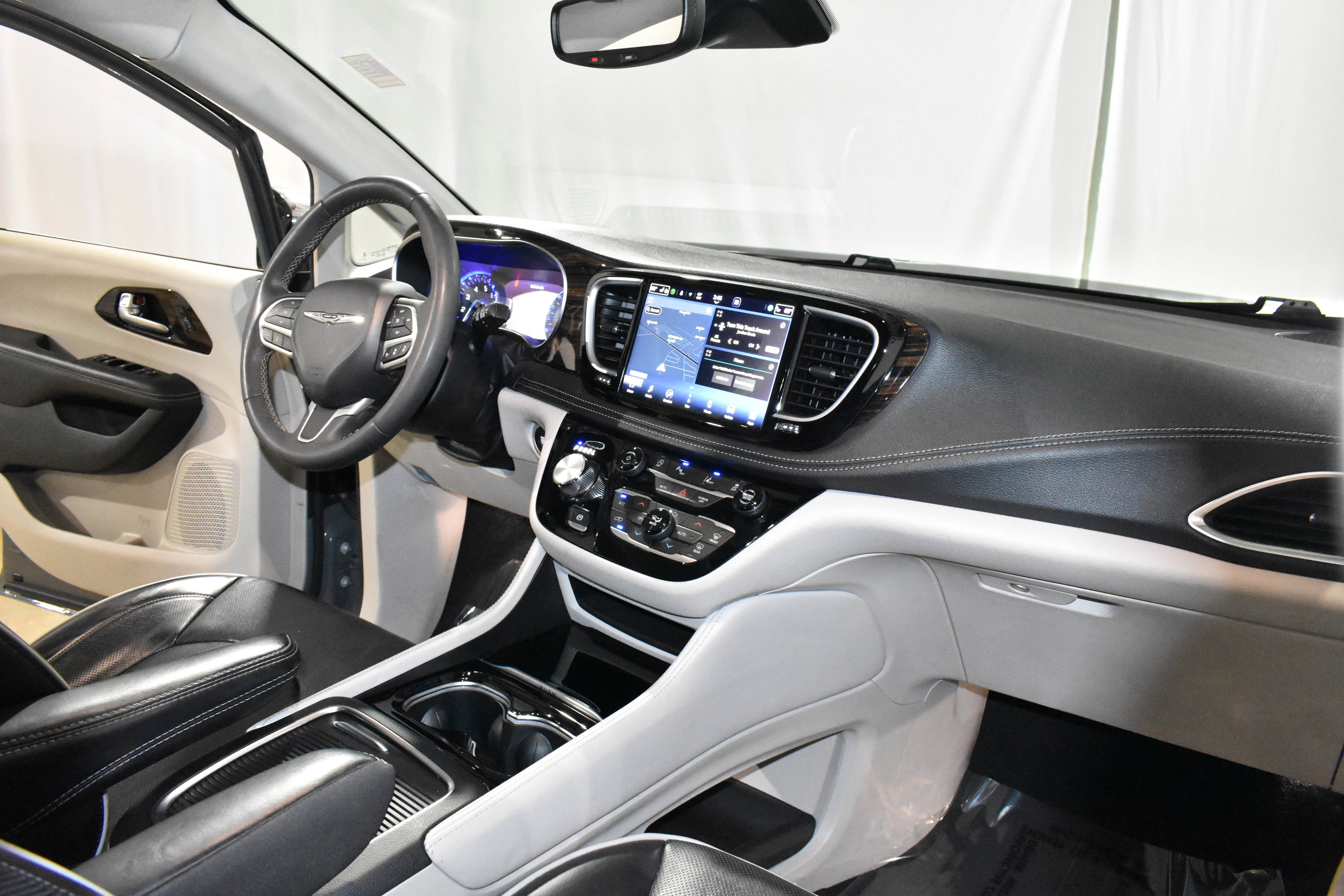 Used 2023 Chrysler Pacifica Limited FWD image 33