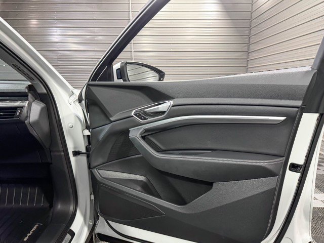 Used 2022 Audi e-tron Premium w/ Convenience Plus Package image 36