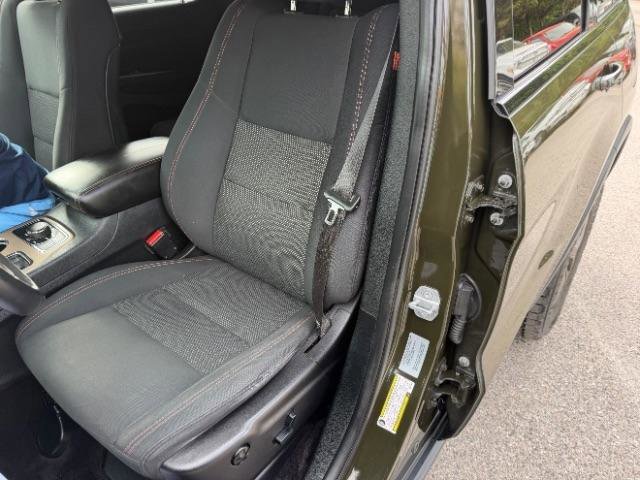 Used 2017 Jeep Grand Cherokee Laredo AWD/4WD image 16