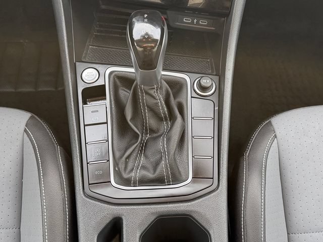 Used 2025 Volkswagen Jetta SE w/ Sunroof Package FWD image 18