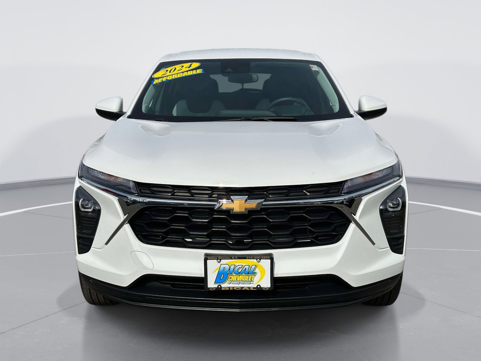 Used 2024 Chevrolet Trax LS w/ LS Convenience Package image 2
